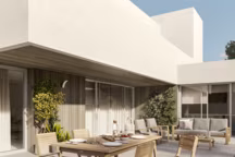 Le bois d'acacia se patine avec le temps tout en gardant un style naturel et brut (en photo : table de jardin rectangulaire Solis, Naterial, 6 personnes, en bois d'acacia FSC, 179 euros, Leroy Merlin).