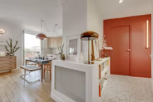 Un long couloir chamboule le plan de ce 68 m2