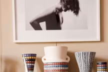 Extrait de la collection de céramiques de Vallauris des années 50 de Serge Cajfinger, fondateur de la marque et directeur artistique. Au premier plan, la table à motifs cubistes " tridents » est également signée Roger Capron.