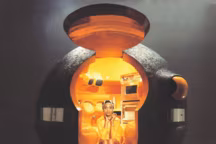 Luigi Colani, Spherical Kitchen, 1968-1971. Cette cuisine a été conçue pour être suspendue comme un satellite à un module résidentiel.