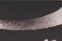 Égérie de la maison Chanel, Inès de La Fressange portant la montre "Première» lors de sa création en 1987.