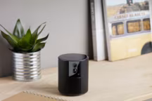 On oublierait presque qu'il s'agit d'un dispositif de sécurité tant son design est soigné! Un système de protection tout en un. Somfy One, 249 euros. La version Somfy One+ est vendue avec un détecteur pour portes et fenêtres IntelliTAG et un badge pour activer/désactiver la protection, 399 euros. Somfy.