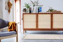 Dans la continuité des matières naturelles, le rotin et le raphia ont toujours le vent en poupe dans les tendances 2023 (en photo : buffet teck et rotin Patxi, La Redoute Intérieurs).