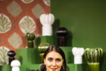 Laura Gonzalez, designer de l'année, devant sa collection de pièces organiques et sculpturales.