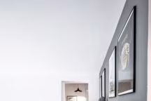 Un palier investi comme une bibliothèque. Réalisation par Marque de Fabrik.