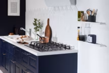 Optimisez votre espace de rangement grâce à cette étagère en acier. Disponible en blanc ou en noir, elle s'avère également très facile à installer. Une bonne idée pour positionner par exemple juste à côté de l'espace cuisson, huiles, spatules, épices.
Plus d'info : étagère en acier finition peinture époxy. Aspect perlé. Finitions : blanche et noire. Dimensions : 60 x 10 x 4 cm. Pliage avant H 2.2 cm. Pliage arrière : H 4 cm. Vis non fournies. 2 caches-vis noir ou blanc fournis. 20, 20 euros. Lapeyre.