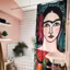 Un rideau à l'effigie de Frida Kahlo réveille une salle de bains rose