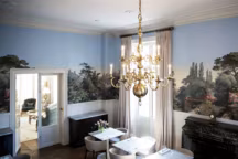 Les parquets d'origine ont été conservés. Les chambres et salons se parent de velours et de lin, ici dans un camaïeu de gris. Le marbre des tables et consoles contraste avec celui des cheminées.