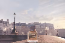 "Petit Matin» de Francis Kurkdjian: de la Litsea cubeba d'Indonésie et du citron de Calabre, la douceur florale du lavandin de Provence et de l'aubépine, accompagnée de notes ambrées et musquées.