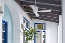 Ambiance déco bleu grecque sur la terrasse. Photo de Hector Manuel Sanchez via Pinterest