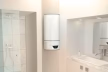 Électricité + PAC. Grâce à la PAC embarquée, ce chauffe-eau électrique (100 l) économise 50 % d'électricité par rapport à un modèle standard, tout en étant plus rapide. Adapte la production aux besoins.