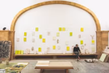 Sous l'arche, extrait de l'exposition "Dans le jardin des simples". Installé sur le mur Est de l'abbaye de Silvacane, le projet présentait un ensemble de petits formats, allant du blanc au vert jaune, ponctués de céramique.