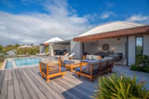 En Guadeloupe, une maison de vacances les pieds dans l'eau
