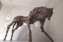 Lionel Sabatté, La Bête, 2019. Moutons de poussière sur structure métallique. Réalisée en résidence, une œuvre porteuse d'une "inquiétante étrangeté".