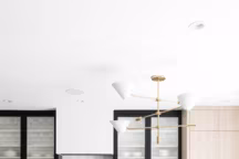 Une grande cuisine avec îlot central