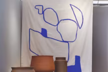 Sylvie Enjalbert pratique d'infinies variations sur la même base : le pot non émaillé, "dont la peau appelle le toucher". Ici, différentes séries en grès brut, sable, ocre et brun.