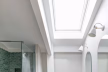 Salle de bains avec sol effet carreaux de ciment et douche à l'italienne en zelliges bleus Réalisation Victoria Douyère