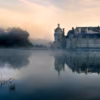 Chateau de Chantilly dans la brume au petit matin