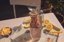 Plus d'info : coupes de champagne &Klevering, 32,95 euros ; plateau gris HAY, 59 euros ; boisson à préparer soi-même Pineut, 10,95 euros ; verre à eau Serax, 17,25 euros, de Bijenkorf.