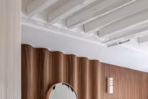 Déco : le bois foncé s'invite (de nouveau) dans nos intérieurs