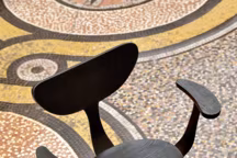 Galerie Vivienne, un fauteuil " Daiku » en frêne teint et ciré.