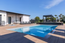 La piscine doit être réalisée sur une surface parfaitement plane. Réalisation Bonheur Piscines, Réseau EuroPiscine.