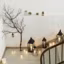 Déco Noël : un branchage et des lanternes dans l'escalier