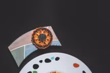 Le plat hommage à Notre-Dame de Reims, vitrail de langoustines marinées au verjus, gaufrette coralline aux grains de caviar.