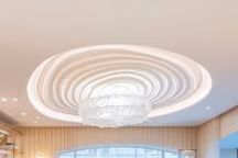 Au premier étage, le salon à facettes peut être isolé par des paravents en verre signés du plasticien verrier Jean-Daniel Gary. Au plafond, un travail évoquant les ondulations concentriques de l'eau a été réalisé autour d'un lustre en verre.