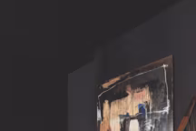 Chaise 1950 en skaï, escalier d'origine à boule de bronze.