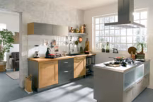 Plus d'info : cuisine Titanium. Gamme Koncept by Confo. Façade en panneaux de fibres de moyenne densité revêtus stratifié inox. Structure en panneaux de particules mélaminé blanc. Arrière en panneaux de fibres laqué blanc. Poignées en aluminium. Haut de 40 cm. Haut de 80 cm. Bas de 40 cm. Bas four/plaque de 60 cm. Bas sous évier de 80 cm. Étagère Titanium. Structure en acier inoxydable finition inox brossé. 3 étagères, 4 pieds réglables. L. 60 x H. 83 x P. 58,5 cm. 539,90 euros. Prix net incluant 6,25 euros d'éco-participation (hors caissons, kits tiroirs et électroménager). Prix selon plan type. Conforama Cuisine.