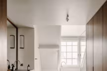 La salle de bains est structurée en zones d'usage, et sa circulation est fluide.