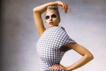 Comme des Garçons par Rei Kawakubo, collection " Body Meets Dress, Dress Meets Body ». Prêt-à-porter Printemps-été 1997. Photo Irving Penn publiée dans Vogue Paris en mars 1997, Mannequin Christina Krusse.