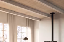 " Ecofire Megan » est un poêle à granulés habillé de verre. Exclusivité mondiale, le commutateur FlexAir permet de faire sortir la chaleur par le haut (pour une hauteur de plafond standard) et/ou par l'avant du poêle (pour un plafond haut). Il chauffe extrêmement bien grâce à un rendement supérieur à 92 %. Prix sur demande. Palazetti