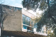 Sur les collines de San Jéronimo, la Casa Möbius. Ernesto Gómez Gallardo réalise pour le toit une version simplifiée de la bande de Möbius, ressemblant à une boucle infinie. Le style constructiviste de la maison correspond à la vision rétrofuturiste de Barnabé Fillion appliquée à ses parfums.