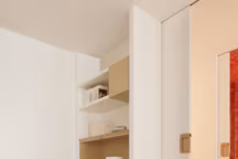 Un bureau fonctionnel derrière une porte de placard