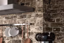 Plus d'info : machine à café expresso 50's Style ECF01BLEU de Smeg, en métal et plastique, réservoir 1 litre, H30,3 cm, 321 euros, de Bijenkorf.