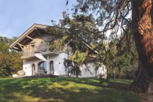 En pierre et bois, le Chalet Princesse, lové dans le parc avec terrasse, balcon et spa, un paradis intimiste.