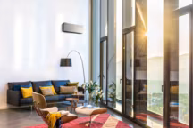 L'unité murale Stylish est l'une des plus compactes du marché et affiche un design particulièrement soigné. Classée A+++ dans ses deux modes de fonctionnement, elle est également pilotable à distance.
PAC murale Stylish de Daikin.