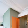 Un appartement classique remodelé autour d'une boîte colorée