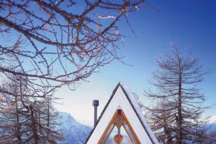 Objet de recherche et lieu de retraite, le Trigon est un rare exemple d'habitat individuel misant sur la densité verticale pour s'intégrer au paysage.