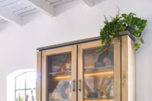 Le charme de la vitrine made in H&H, combiné à un vaste espace de rangement. Vitrine Farmland H&H.