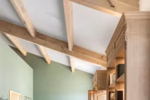 La nouvelle boutique du château La Verrerie, ambiance conviviale, pouvant évoquer une grande cuisine où l'on vient éveiller les sens,
entre dégustation des cuvées, des huiles d'olive et des produits d'épicerie fine. On peut y retenir les parcours découverte du domaine viticole aux
panoramas saisissants.