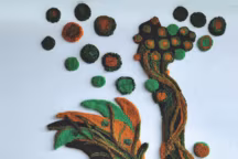 Full Mellow Yellow, 2020, de Claude Como, œuvre composée de 22 semences (graines ou pousses) en laine tuftée sur toile. Claude Como a exploré de nombreux médiums avant de trouver un processus créatif lui offrant un champ d'expression encore plus vaste. Ainsi, le tufting (technique consistant à insérer de la laine sur une toile tendue) lui permet d'aller plus loin, en donnant du relief et du volume à la couleur. Le pistolet à laine a remplacé le pinceau, et le volume s'est emparé des murs.