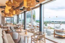 Au 9e étage, la trattoria italienne Gina et ses terrasses multiplient les vues panoramiques sur la ville. On aperçoit ici la tour de la Cité du Vin.