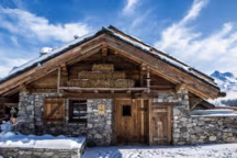 Dès l'entrée, le hameau hôtelier atypique fait montre d'une rénovation 
respectueuse de son ancrage montagnard et de ses activités traditionnelles.