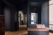 Cette rénovation moderne twiste le décor d'un bel Haussmannien