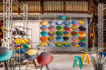 Solution de revalorisation pour que chaque chaise soit unique, avec un piétement en métal ou en bois de récupération.