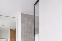 Une salle de douche moderne et pratique