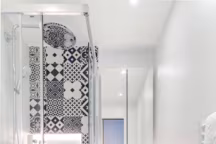 Salle de bains sombre : nos solutions pour lui donner de l'éclat